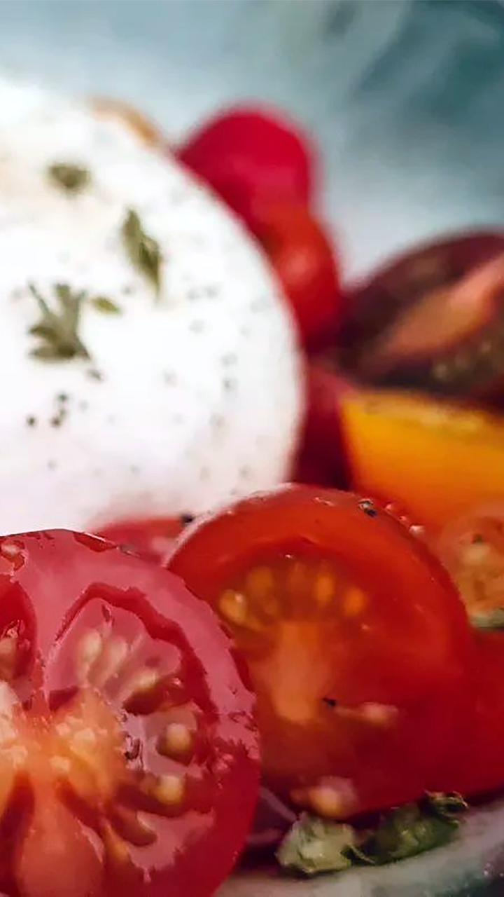 Nouveau !!!! 
Dès le premier juillet et tout l'été, nous vous proposons une petite gourmandise : la burrata tomates. 
