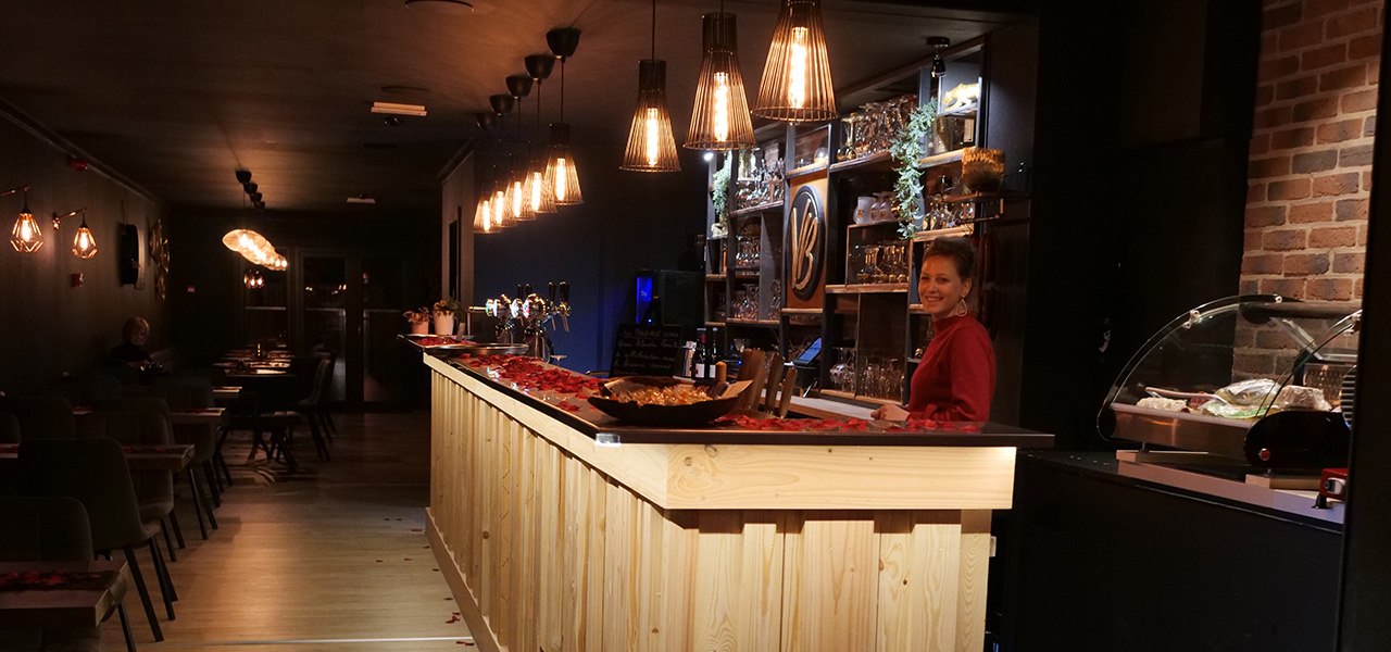 Le bar du VB tout en bois naturel et massif pour une ambiance moderne.